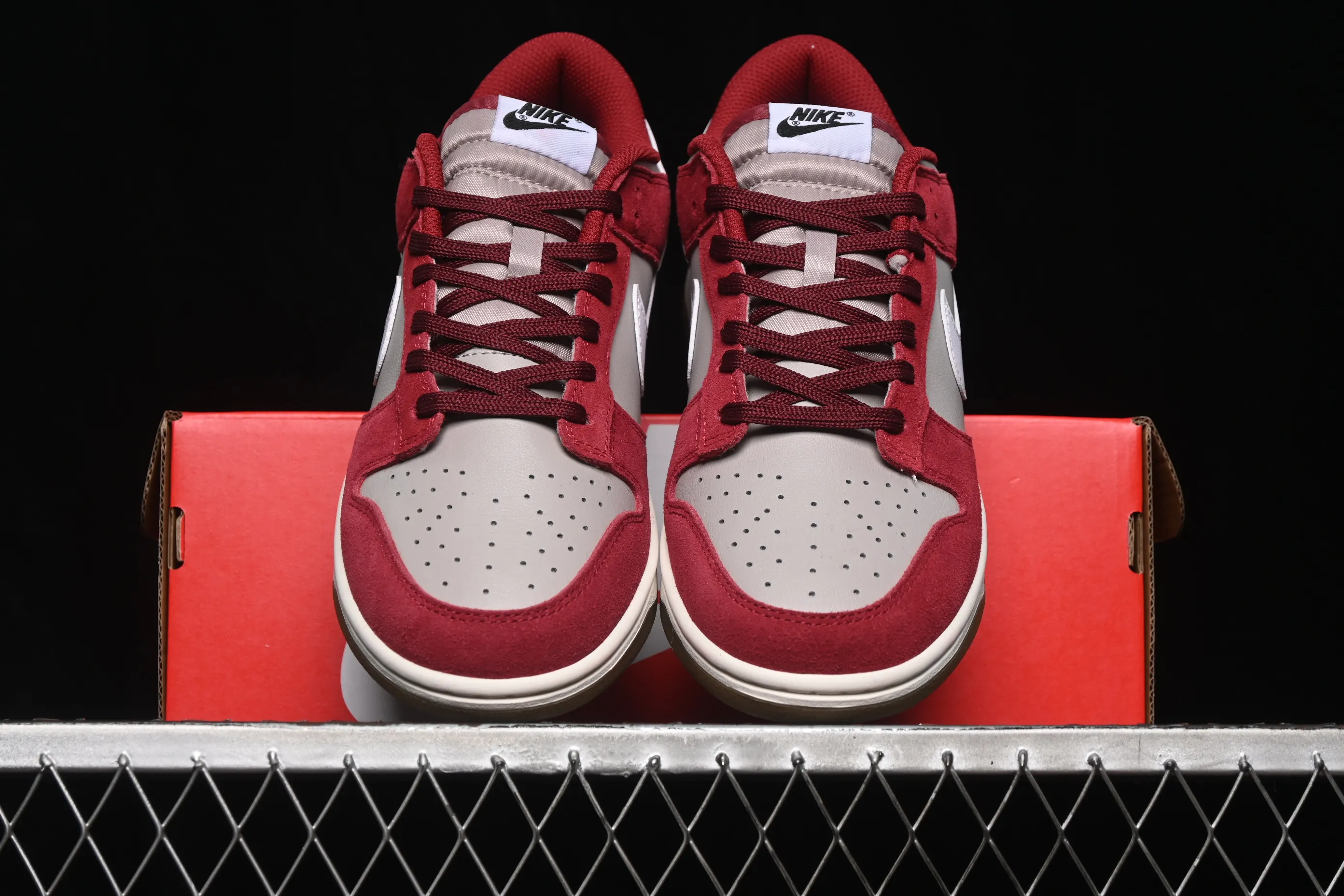 All categories Nk SB Dunk Series Nk SB Dunk Low High-end customized low-top sneakers Nike SB Dunk Low white and red low-top casual sneakers IB6399-004
